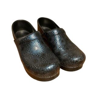 Dansko Black Patterned Clogs  EU size 38. (7.5-8) Free shipping